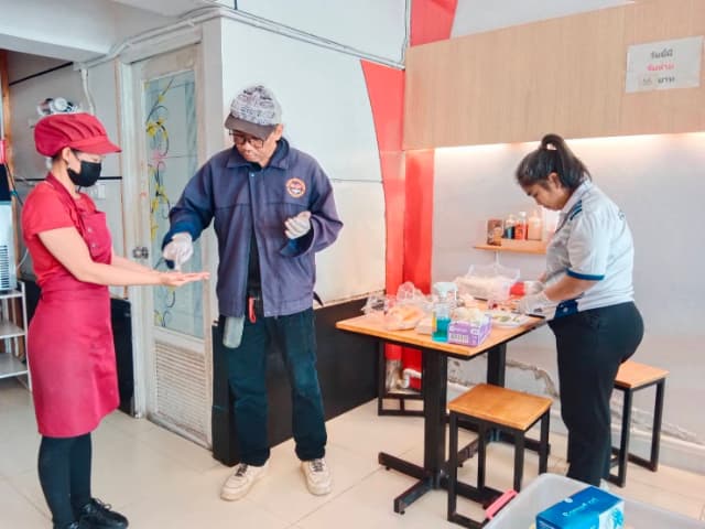 เทศบาลเมืองบางรักน้อยลง ลงพื้นที่ร่วมกับ รพสต.ในพื้นที่ ดำเนิน "โครงการร้านค้าปลอดภัย ไร้สารปนเปื้อน" ภาพที่ 1