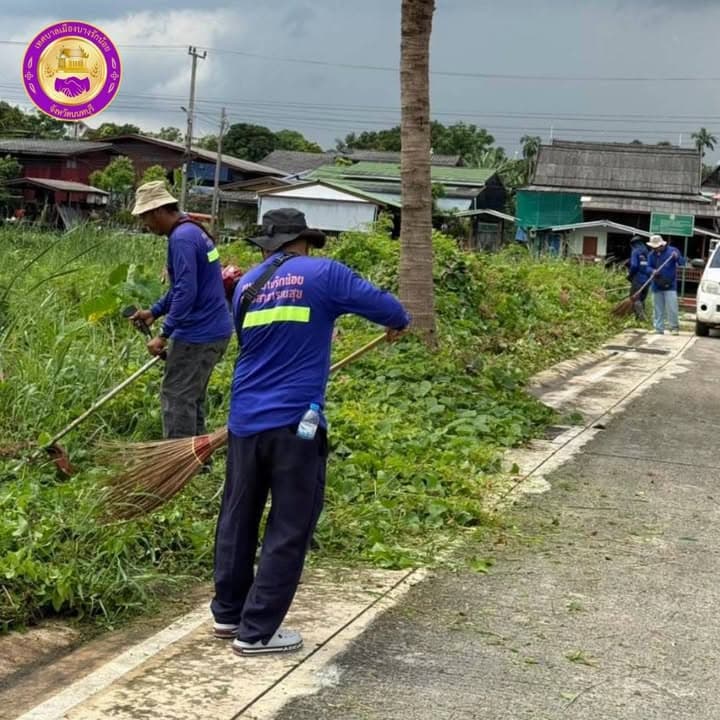 กองสาธารณสุขและสิ่งแวดล้อม ลงพื้นที่ดำเนินการปรับภูมิทัศน์ตัดแต่งกิ่งไม้และตัดหญ้าริมถนนสาธารณะในตำบลบางรักน้อย ภาพที่ 4