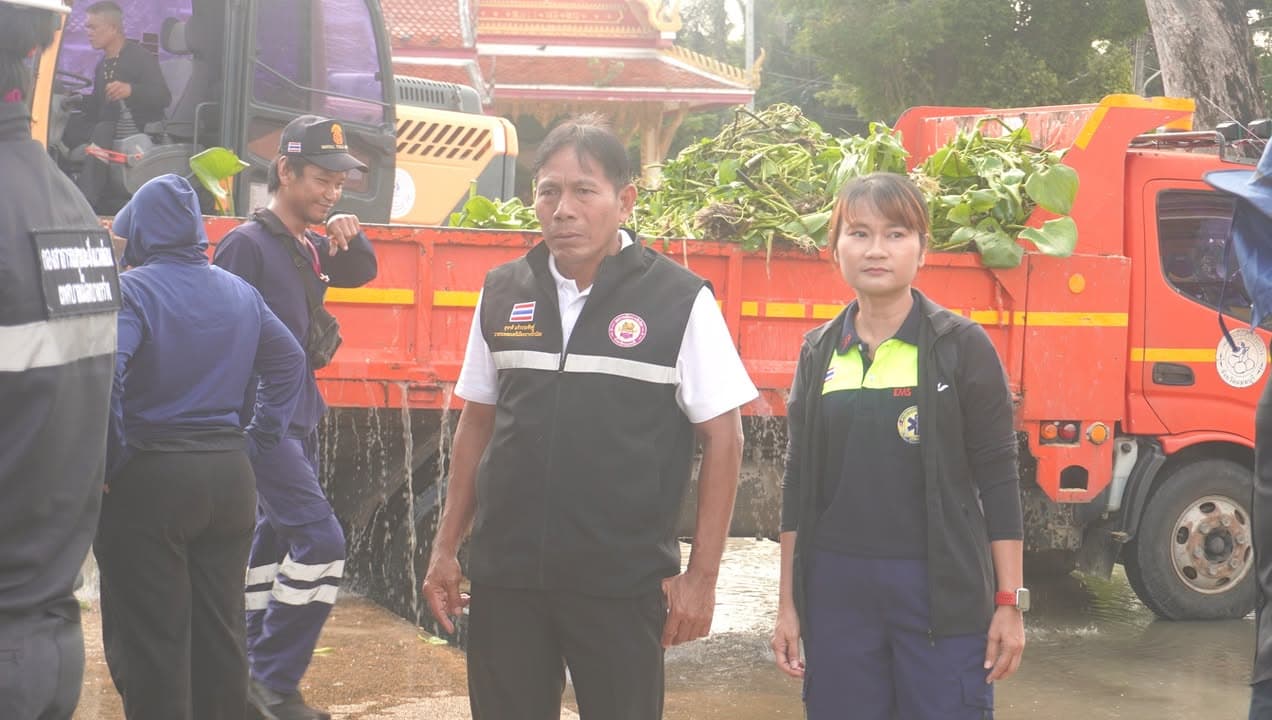 เทศบาลเมืองบางรักน้อยร่วมมือกับเทศบาลเมืองบางกร่าง เร่งเก็บผักตบชวาในคลองอ้อม ภาพที่ 9