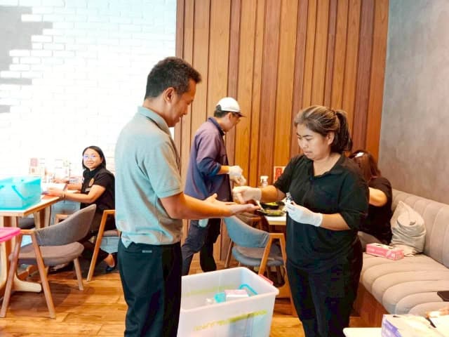 ลงพื้นที่ร่วมกับ รพสต.ในพื้นที่ ดำเนิน "โครงการร้านค้าปลอดภัย ไร้สารปนเปื้อน" ภาพที่ 2