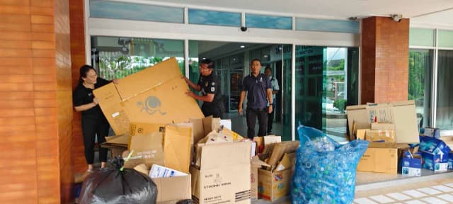 กิจกรรมซื้อขายขยะ ภายใต้โครงการคัดแยกขยะเพื่อชุมชนสะอาด ณ เทศบาลเมืองบางรักน้อย ภาพที่ 6