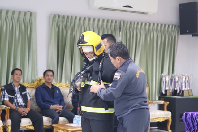 ฝึกซ้อมแผนป้องกันการเกิดอัคคีภัยเพื่อสร้างความรู้ ความปลอดภัย ให้แก่นักเรียนโรงเรียนวัดบางรักน้อยและศูนย์พัฒนาเด็กเล็ก ภาพที่ 13