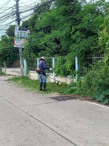 เจ้าหน้าที่กองสาธารณสุขและสิ่งแวดล้อมได้ดำเนินการปรับปรุงภูมิทัศน์ บริเวณซอยโรงคอม หมู่ที่ 3 ภาพที่ 1