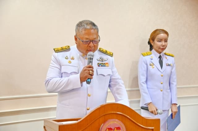 พิธีรับพระราชทานพระบรมฉายาลักษณ์ พระบาทสมเด็จพระเจ้าอยู่หัวและสมเด็จพระนางเจ้า ฯ พระบรมราชินี ภาพที่ 11