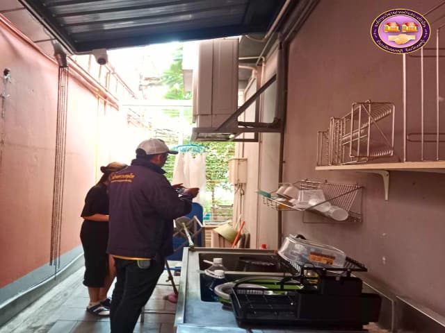 ลงพื้นที่ตรวจสถานประกอบการในตำบล เสริมสร้างความมั่นใจ ใส่ใจสุขอนามัยของตำบลบางรักน้อย ภาพที่ 12