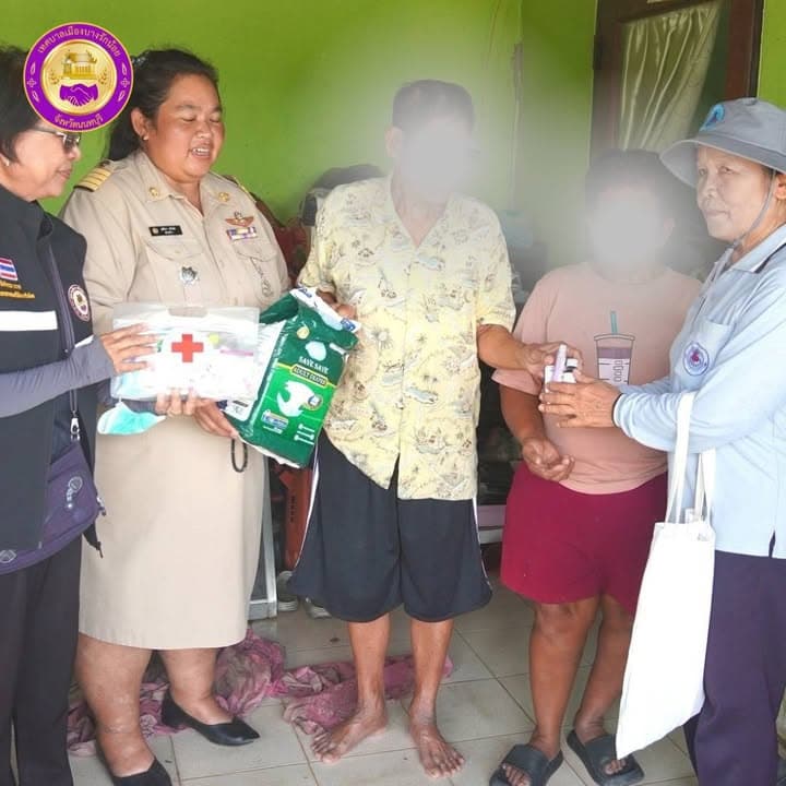 เทศบาลเมืองบางรักน้อยลงพื้นที่มอบเวชภัณฑ์และยารักษาโรคแก่ประชาชน ภาพที่ 2