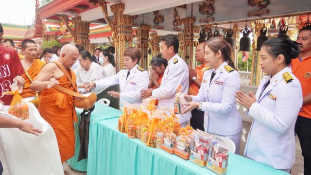 ร่วมพิธีทำบุญตักบาตร ถวายพระราชกุศลเเละพิธีถวายพระพรชัยมงคลเนื่องในวันสำคัญ วันคล้ายวันประสูติ สมเด็จพระเจ้าน้องนางเธอ เจ้าฟ้าจุฬาภรณวลัยลักษณ์ อัครราชกุมารี กรมพระศรีสวางควัฒน วรขัตติยราชนารี ภาพที่ 19