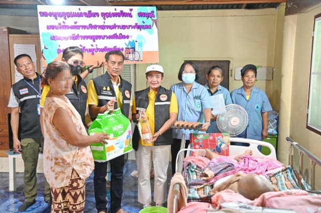 มอบเครื่องอุปโภคบริโภคและผ้าอ้อมผู้ใหญ่ ให้กับผู้ป่วยติดเตียง ในตำบลบางรักน้อย ภาพที่ 10