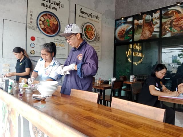 เทศบาลเมืองบางรักน้อยลง ลงพื้นที่ร่วมกับ รพสต.ในพื้นที่ ดำเนิน "โครงการร้านค้าปลอดภัย ไร้สารปนเปื้อน" ภาพที่ 16