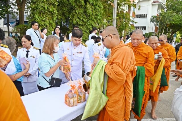 เข้าร่วมพิธีเจริญพระพุทธมนต์และทำบุญตักบาตรถวายพระราชกุศล เนื่องในโอกาสพระชนมพรรษาสมเด็จพระนางเจ้าสิริกิตติ์ พระบรมราชินีนาถ พระบรมราชชนนีพันปีหลวง วันแม่แห่งชาติ 12 สิงหาคม 2568 ภาพที่ 13