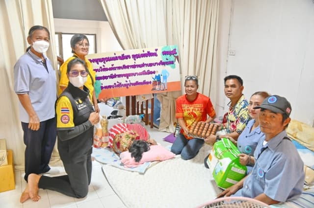 มอบเครื่องอุปโภคบริโภคและผ้าอ้อมผู้ใหญ่ ให้กับผู้ป่วยติดเตียง ในตำบลบางรักน้อย ภาพที่ 12
