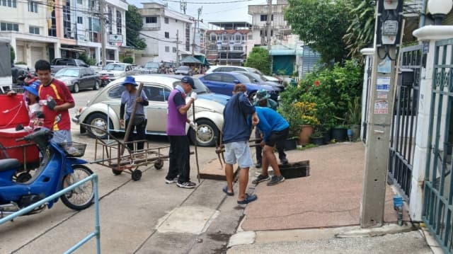 กองสาธารณสุขและสิ่งแวดล้อม ดำเนินการดูดลอกท่อระบายน้ำ หมู่บ้านนันทนาการ์เด้นท์ 2 (ต่อ) ภาพที่ 2