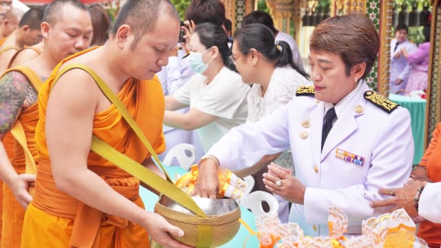 ร่วมพิธีทำบุญตักบาตร ถวายพระราชกุศลเเละพิธีถวายพระพรชัยมงคลเนื่องในวันสำคัญ วันคล้ายวันประสูติ สมเด็จพระเจ้าน้องนางเธอ เจ้าฟ้าจุฬาภรณวลัยลักษณ์ อัครราชกุมารี กรมพระศรีสวางควัฒน วรขัตติยราชนารี ภาพที่ 7