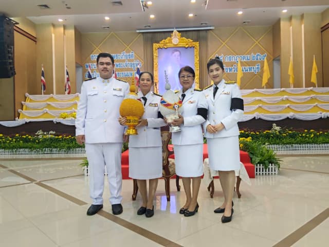 ร่วมพิธีทำบุญตักบาตรพระสงฆ์ และ ร่วมพิธีถวายเครื่องราชสักการะและวางพานพุ่ม พร้อมถวายพระพรชัยมงคล เนื่องในโอกาสวันเฉลิมพระชนมพรรษา พระบาทสมเด็จพระเจ้าอยู่หัว ภาพที่ 23