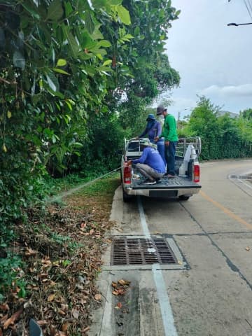 กองสาธารณสุขและสิ่งแวดล้อม ดำเนินการพ่นยาฆ่าหญ้า บริเวณริมถนน หมู่บ้านสิรภัทร 5 ภาพที่ 1
