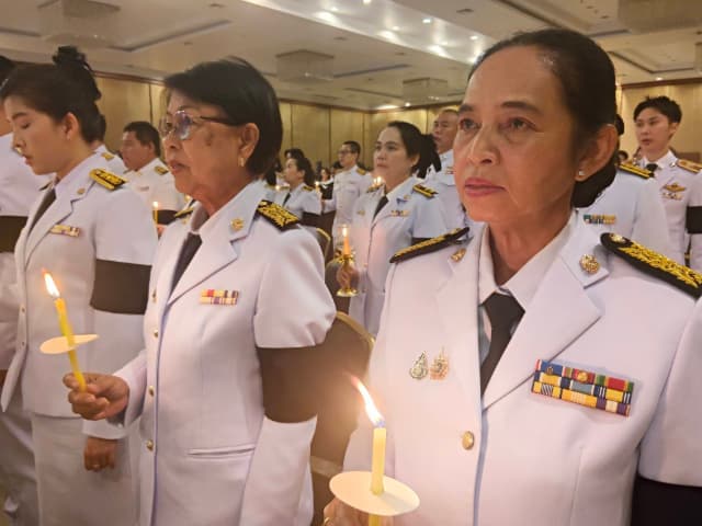 ร่วมพิธีทำบุญตักบาตรพระสงฆ์ และ ร่วมพิธีถวายเครื่องราชสักการะและวางพานพุ่ม พร้อมถวายพระพรชัยมงคล เนื่องในโอกาสวันเฉลิมพระชนมพรรษา พระบาทสมเด็จพระเจ้าอยู่หัว ภาพที่ 26