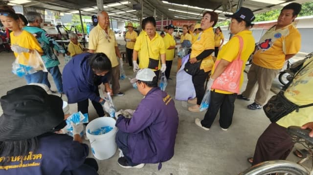 กิจกรรมรณรงค์และแจกทรายอะเบท เพื่อป้องกันลูกน้ำยุงลาย ภาพที่ 4