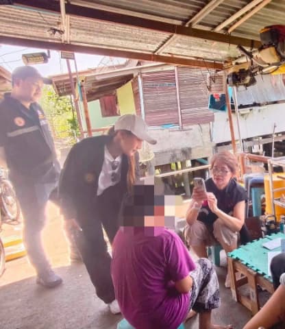 ลงพื้นที่ตรวจเยี่ยมและให้ความช่วยเหลือกลุ่มเปราะบางในตำบลบางรักน้อย ภาพที่ 11