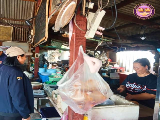 ลงพื้นที่ตรวจสถานประกอบการในตำบล เสริมสร้างความมั่นใจ ใส่ใจสุขอนามัยของตำบลบางรักน้อย ภาพที่ 13