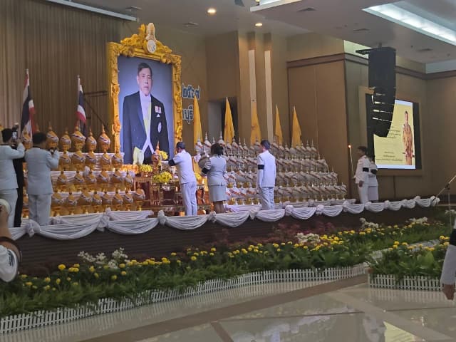 ร่วมพิธีทำบุญตักบาตรพระสงฆ์ และ ร่วมพิธีถวายเครื่องราชสักการะและวางพานพุ่ม พร้อมถวายพระพรชัยมงคล เนื่องในโอกาสวันเฉลิมพระชนมพรรษา พระบาทสมเด็จพระเจ้าอยู่หัว ภาพที่ 17
