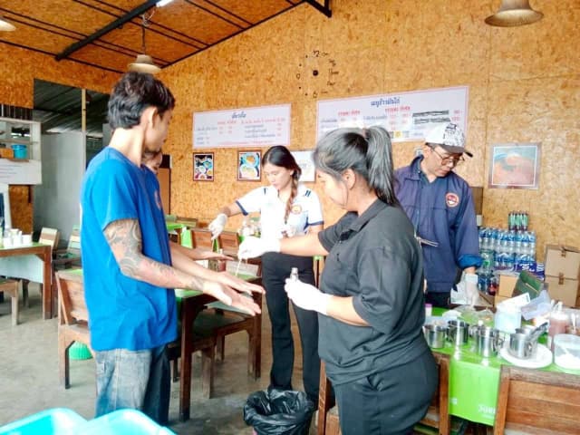 ลงพื้นที่ร่วมกับ รพสต.ในพื้นที่ ดำเนิน "โครงการร้านค้าปลอดภัย ไร้สารปนเปื้อน" ภาพที่ 15