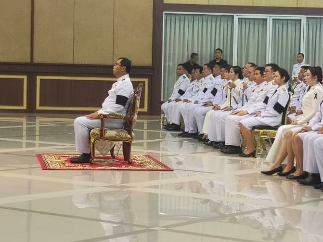 ร่วมพิธีทำบุญตักบาตรพระสงฆ์ และ ร่วมพิธีถวายเครื่องราชสักการะและวางพานพุ่ม พร้อมถวายพระพรชัยมงคล เนื่องในโอกาสวันเฉลิมพระชนมพรรษา พระบาทสมเด็จพระเจ้าอยู่หัว ภาพที่ 16