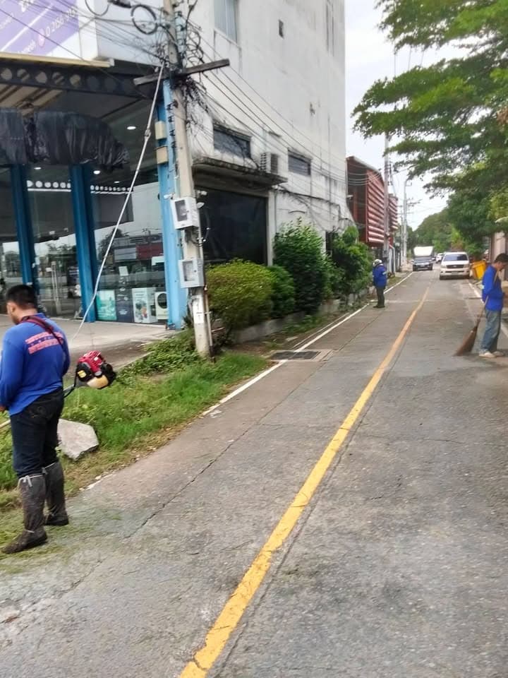 กองสาธารณสุขและสิ่งแวดล้อม ลงพื้นที่ดำเนินการปรับภูมิทัศน์ตัดแต่งกิ่งไม้และตัดหญ้าริมถนนสาธารณะในเขตพื้นที่ตำบลบางรักน้อย ภาพที่ 6
