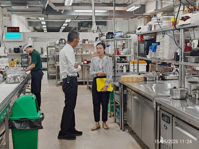 ตรวจประเมินร้านอาหารที่เปิดร้านตามมาตรฐานของกระทรวงสาธารณสุขในตำบลบางรักน้อย ภาพที่ 27