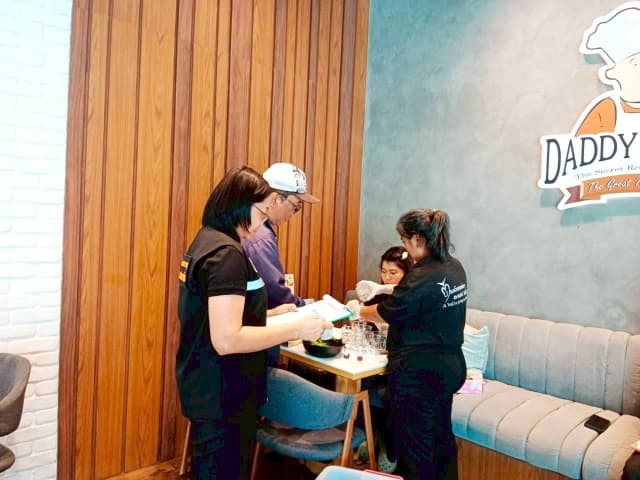 ลงพื้นที่ร่วมกับ รพสต.ในพื้นที่ ดำเนิน "โครงการร้านค้าปลอดภัย ไร้สารปนเปื้อน" ภาพที่ 13