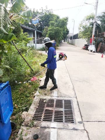 ลงพื้นที่ดำเนินการปรับภูมิทัศน์ตัดแต่งกิ่งไม้และตัดหญ้าริมถนนสาธารณะในเขตพื้นที่ตำบลบางรักน้อย ภาพที่ 12