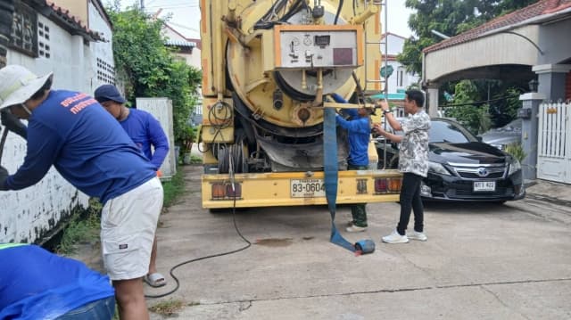 กองสาธารณสุขและสิ่งแวดล้อม ดำเนินการดูดลอกท่อระบายน้ำ หมู่บ้านนันทนาการ์เด้นท์ 2 (ต่อ) ภาพที่ 1