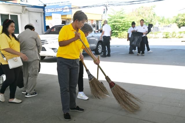 พิธีทำบุญตักบาตรข้าวสารอาหารแห้งและเจริญพระพุทธมนต์ ภาพที่ 10
