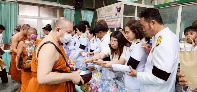 ร่วมพิธีทำบุญตักบาตร-ถวายพระพรชัยมงคล เนื่องในวันคล้ายวันประสูติ สมเด็จเจ้าฟ้าฯ กรมพระศรีสวางควัฒน วรขัตติยราชนารี ภาพที่ 10