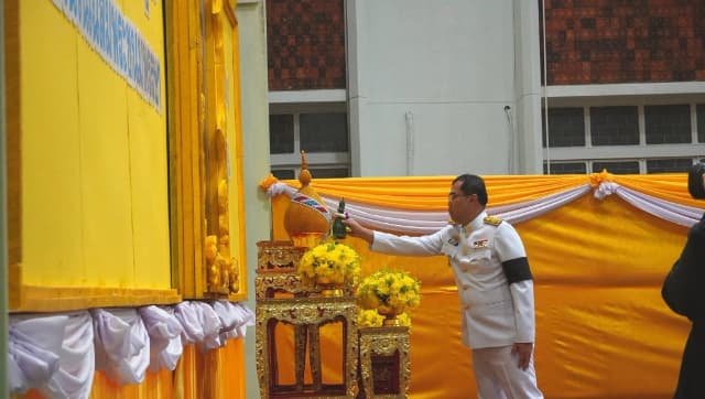 ร่วมพิธีทำบุญตักบาตรพระสงฆ์ และ ร่วมพิธีถวายเครื่องราชสักการะและวางพานพุ่ม พร้อมถวายพระพรชัยมงคล เนื่องในโอกาสวันเฉลิมพระชนมพรรษา พระบาทสมเด็จพระเจ้าอยู่หัว ภาพที่ 12
