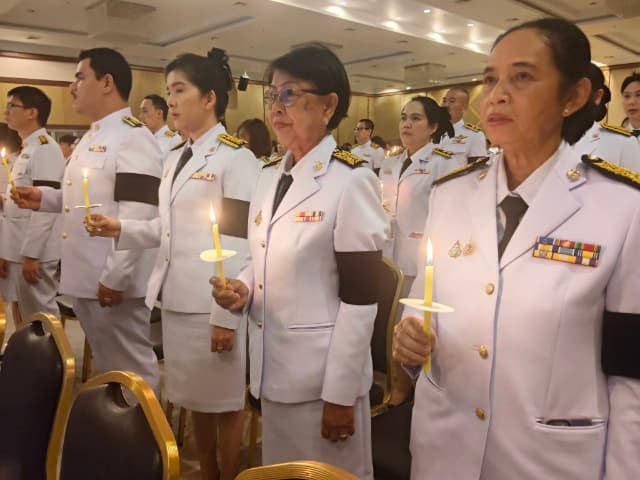 ร่วมพิธีทำบุญตักบาตรพระสงฆ์ และ ร่วมพิธีถวายเครื่องราชสักการะและวางพานพุ่ม พร้อมถวายพระพรชัยมงคล เนื่องในโอกาสวันเฉลิมพระชนมพรรษา พระบาทสมเด็จพระเจ้าอยู่หัว ภาพที่ 25