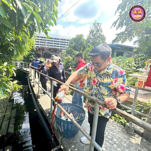 ดำเนินการปรับปรุงภูมิทัศน์ พัฒนาคูคลอง คลองสวยน้ำใส โดยร่วมกันเทน้ำ EM เพื่อบำบัดน้ำเสีย ณ คลองบางรักน้อย หมู่ที่ 4 ภาพที่ 4