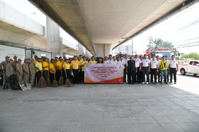 พิธีทำบุญตักบาตรข้าวสารอาหารแห้งและเจริญพระพุทธมนต์ ภาพที่ 11