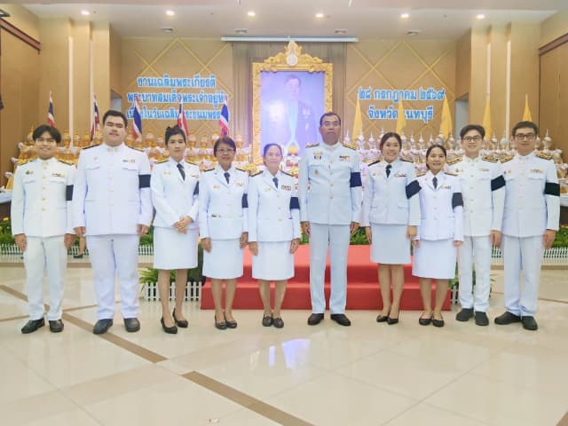 ร่วมพิธีทำบุญตักบาตรพระสงฆ์ และ ร่วมพิธีถวายเครื่องราชสักการะและวางพานพุ่ม พร้อมถวายพระพรชัยมงคล เนื่องในโอกาสวันเฉลิมพระชนมพรรษา พระบาทสมเด็จพระเจ้าอยู่หัว ภาพที่ 14