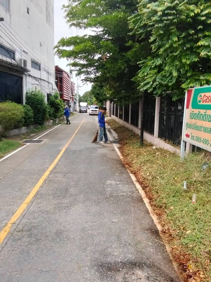 กองสาธารณสุขและสิ่งแวดล้อม ลงพื้นที่ดำเนินการปรับภูมิทัศน์ตัดแต่งกิ่งไม้และตัดหญ้าริมถนนสาธารณะในเขตพื้นที่ตำบลบางรักน้อย ภาพที่ 7