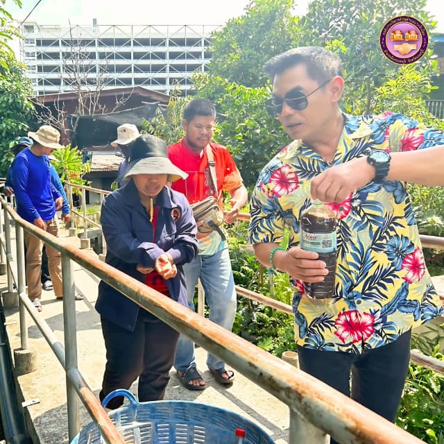 ดำเนินการปรับปรุงภูมิทัศน์ พัฒนาคูคลอง คลองสวยน้ำใส โดยร่วมกันเทน้ำ EM เพื่อบำบัดน้ำเสีย ณ คลองบางรักน้อย หมู่ที่ 4 ภาพที่ 3