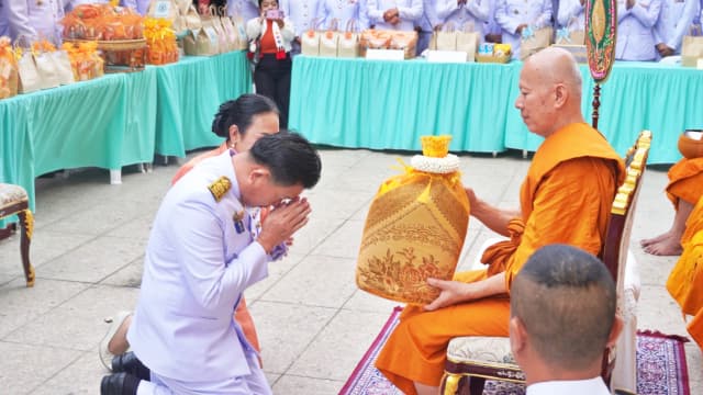 ร่วมพิธีทำบุญตักบาตร ถวายพระราชกุศลเเละพิธีถวายพระพรชัยมงคลเนื่องในวันสำคัญ วันคล้ายวันประสูติ สมเด็จพระเจ้าน้องนางเธอ เจ้าฟ้าจุฬาภรณวลัยลักษณ์ อัครราชกุมารี กรมพระศรีสวางควัฒน วรขัตติยราชนารี ภาพที่ 4