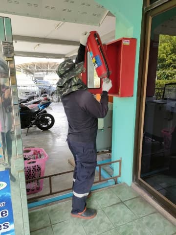 งานป้องกันและบรรเทาสาธารณภัย ลงพื้นที่ตรวจเช็คและบำรุงรักษาถังดับเพลิงที่ติดตั้งไว้ในตำบลบางรักน้อย ภาพที่ 1