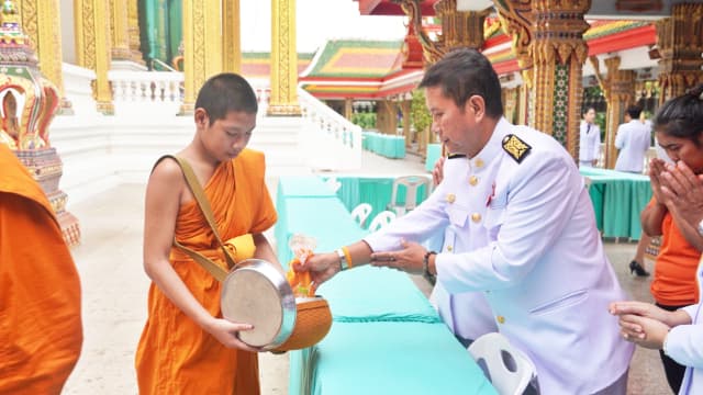 ร่วมพิธีทำบุญตักบาตร ถวายพระราชกุศลเเละพิธีถวายพระพรชัยมงคลเนื่องในวันสำคัญ วันคล้ายวันประสูติ สมเด็จพระเจ้าน้องนางเธอ เจ้าฟ้าจุฬาภรณวลัยลักษณ์ อัครราชกุมารี กรมพระศรีสวางควัฒน วรขัตติยราชนารี ภาพที่ 8
