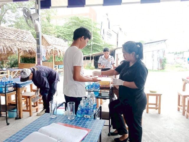 ลงพื้นที่ร่วมกับ รพสต.ในพื้นที่ ดำเนิน "โครงการร้านค้าปลอดภัย ไร้สารปนเปื้อน" ภาพที่ 7