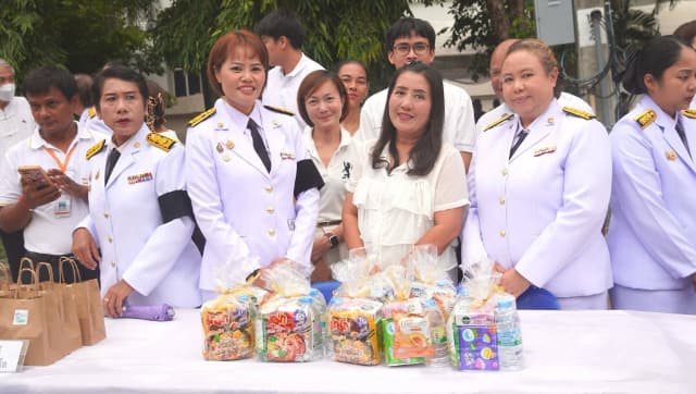 ร่วมพิธีทำบุญตักบาตรพระสงฆ์ และ ร่วมพิธีถวายเครื่องราชสักการะและวางพานพุ่ม พร้อมถวายพระพรชัยมงคล เนื่องในโอกาสวันเฉลิมพระชนมพรรษา พระบาทสมเด็จพระเจ้าอยู่หัว ภาพที่ 8