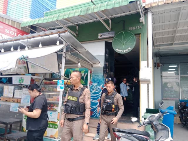 ลงพื้นที่ตรวจร้านจำหน่ายกัญชาในพื้นที่ เพื่อกำกับดูแลให้เป็นไปตามกฎหมาย ภาพที่ 6