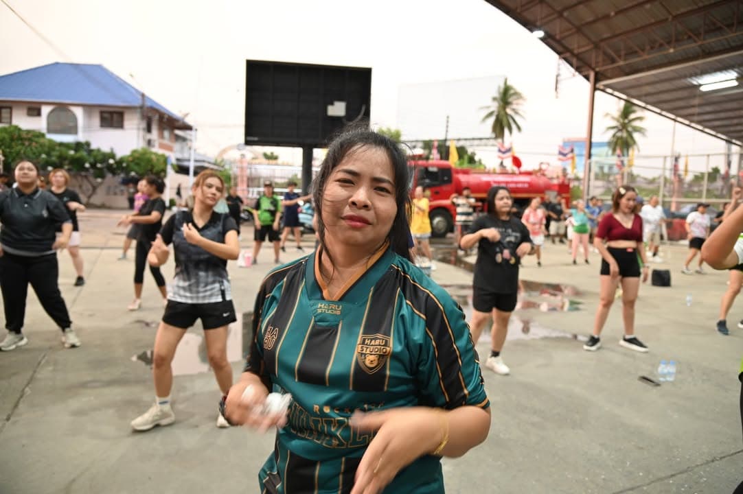 ภาพบรรยากาศ โครงการส่งเสริมสุขภาพประชาชนด้วยการออกกำลังด้วยกายเต้นแอโรบิก ประจำปี 2569 ในวันพุธที่ 9 กันยายน 2569 เวลา 17.00 น ณ เทศบาลเมืองบางรักน้อย ภาพที่ 27