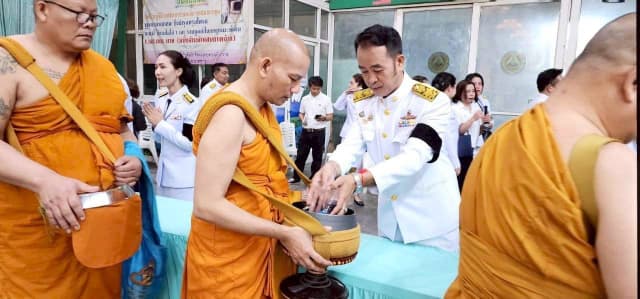 ร่วมพิธีทำบุญตักบาตร-ถวายพระพรชัยมงคล เนื่องในวันคล้ายวันประสูติ สมเด็จเจ้าฟ้าฯ กรมพระศรีสวางควัฒน วรขัตติยราชนารี ภาพที่ 1