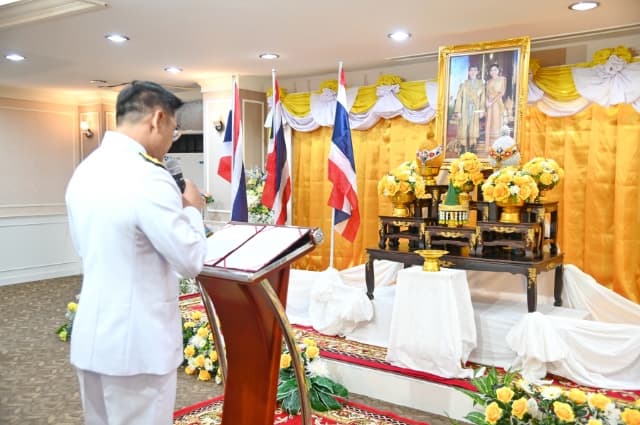 พิธีรับพระราชทานพระบรมฉายาลักษณ์ พระบาทสมเด็จพระเจ้าอยู่หัวและสมเด็จพระนางเจ้า ฯ พระบรมราชินี ภาพที่ 4