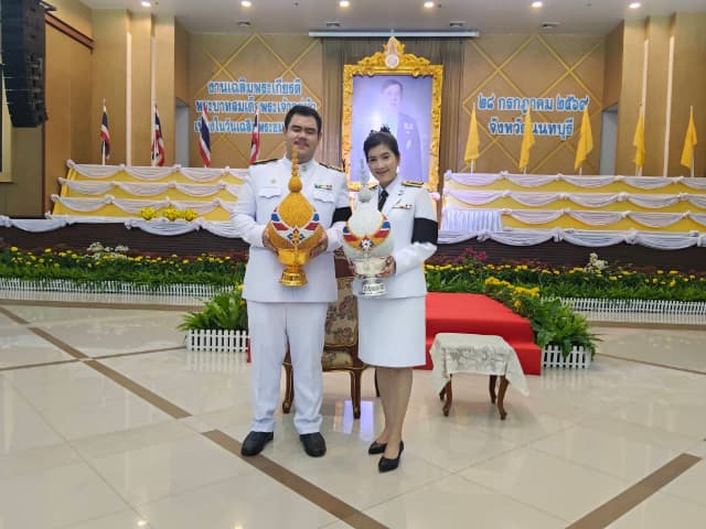 ร่วมพิธีทำบุญตักบาตรพระสงฆ์ และ ร่วมพิธีถวายเครื่องราชสักการะและวางพานพุ่ม พร้อมถวายพระพรชัยมงคล เนื่องในโอกาสวันเฉลิมพระชนมพรรษา พระบาทสมเด็จพระเจ้าอยู่หัว ภาพที่ 20